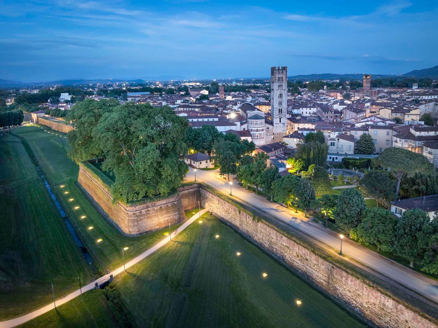 Il Baluardo San Frediano e le mura della città di Lucca.