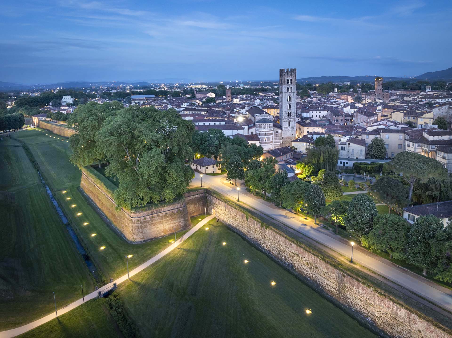 Il Baluardo San Frediano e le mura della città di Lucca.