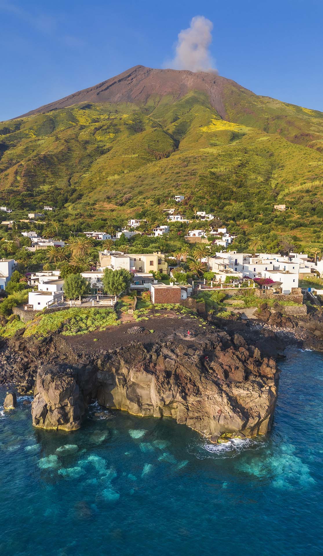 DJI_0837-Isola di Stromboli, la scoglira lavica di Punta Restuccia, il borgo di Piscità e il vulcano di fuoco