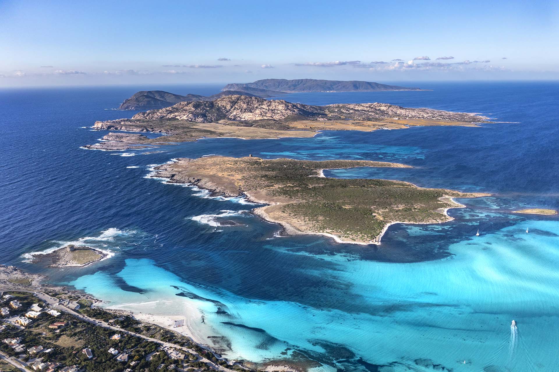 L'isola Piana e dell'Asinara davanti alla spiaggia La Pelosa di Stintino