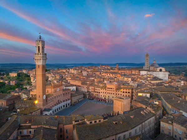 Il centro di Siena con Piazza del Campo e la Torre del Mangia.