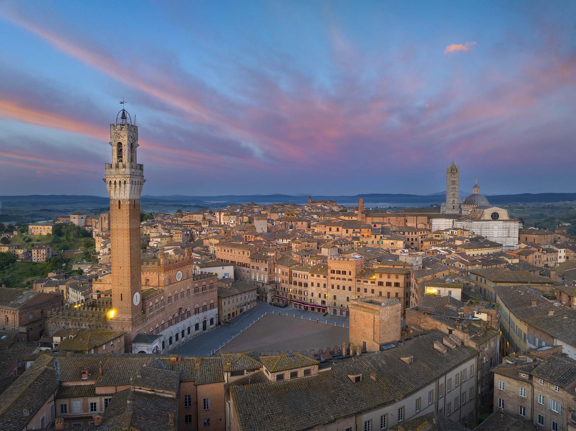Il centro di Siena con Piazza del Campo e la Torre del Mangia.