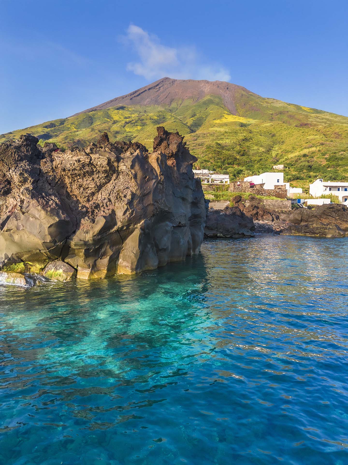 DJI_0930-Isola di Stromboli, la scoglira lavica di Punta Restuccia, il borgo di Piscità e il vulcano di fuoco