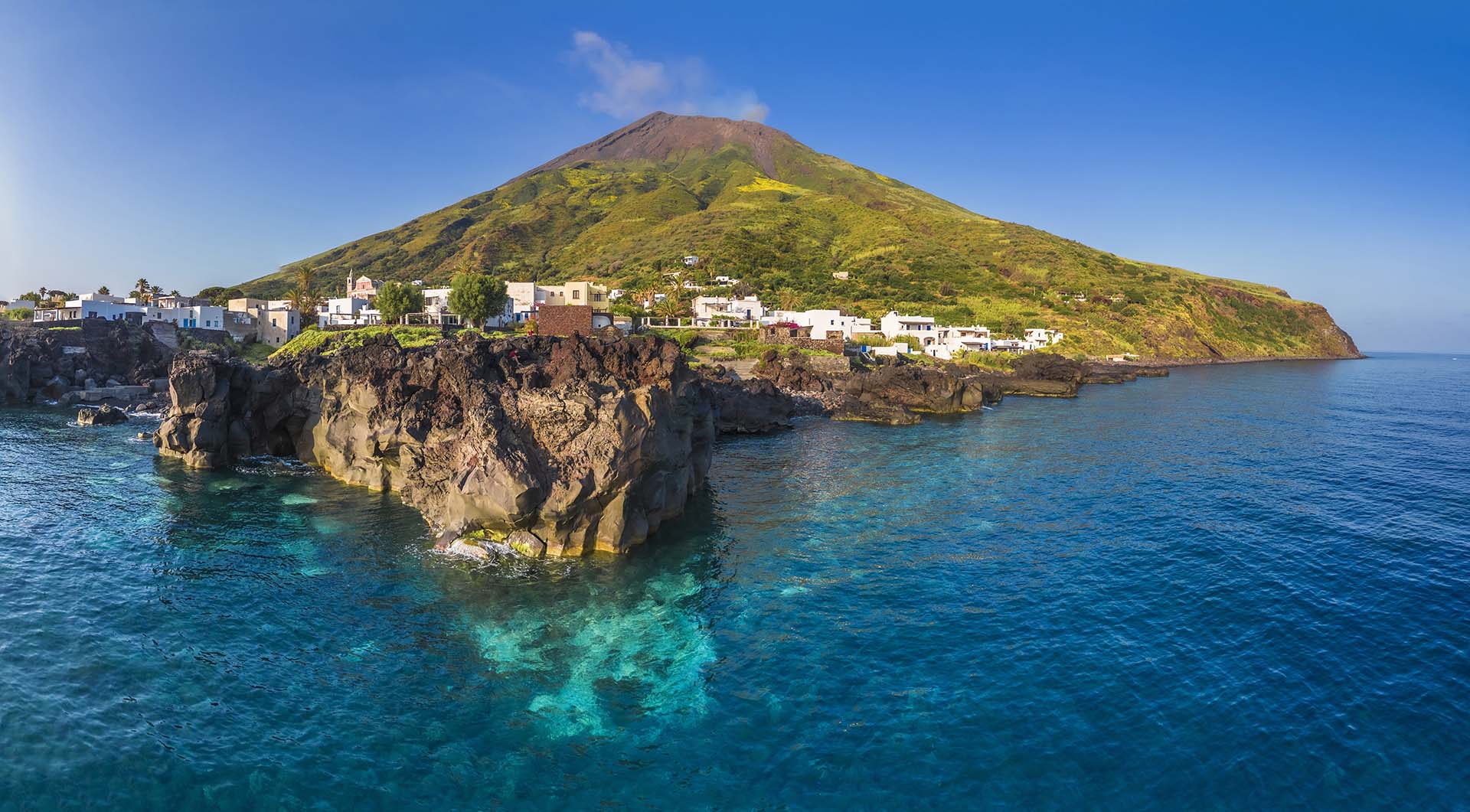 DJI_0934-HDR-Panorama-Isola di Stromboli, la scoglira lavica di Punta Restuccia, il borgo di Piscità e il vulcano di fuoco