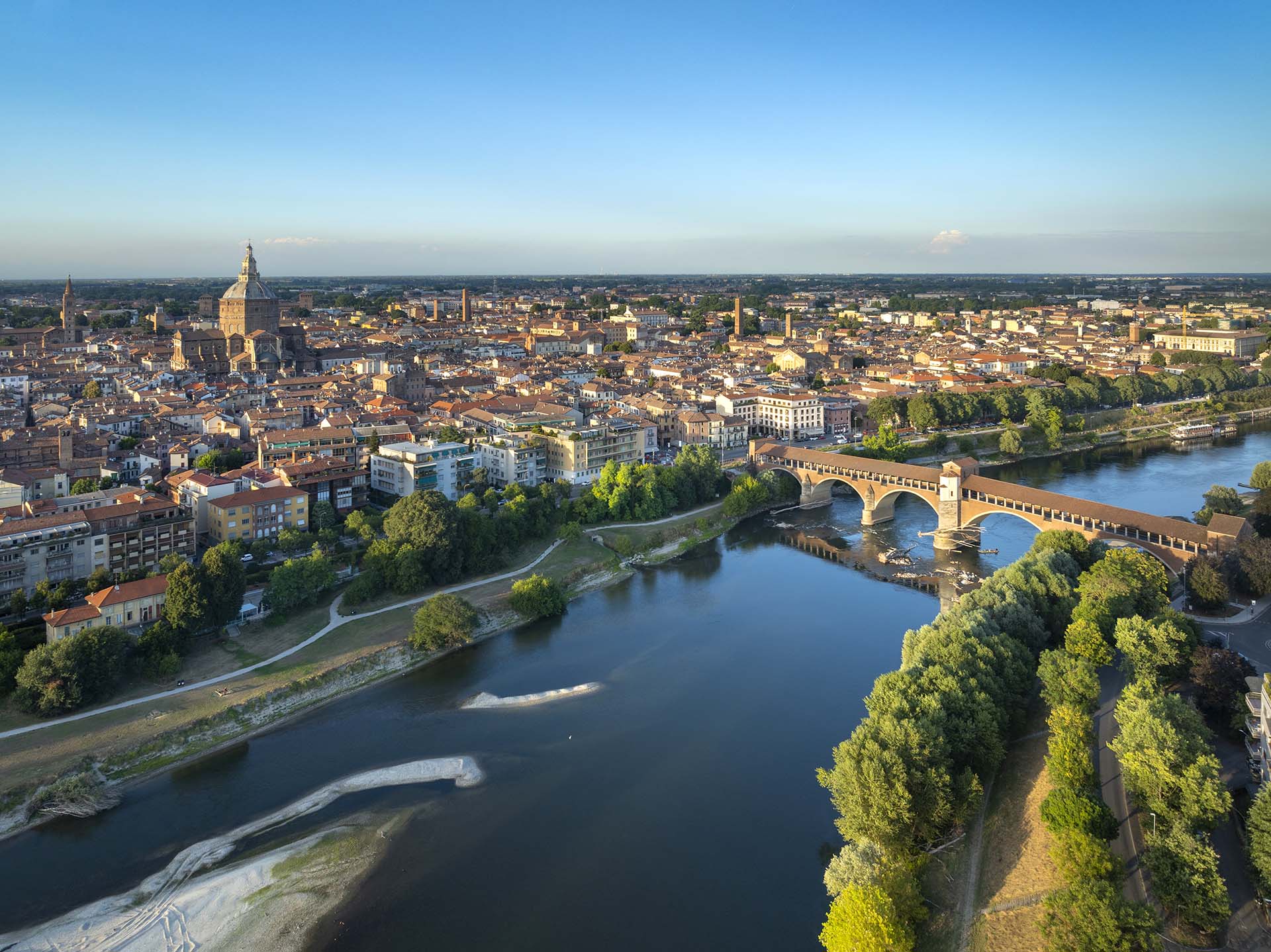 Il fiume Ticino attraversa la Città di Pavia.
