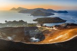 Gran cratere dell'isola di Vulcano, nello sfondo Lipari e Salina