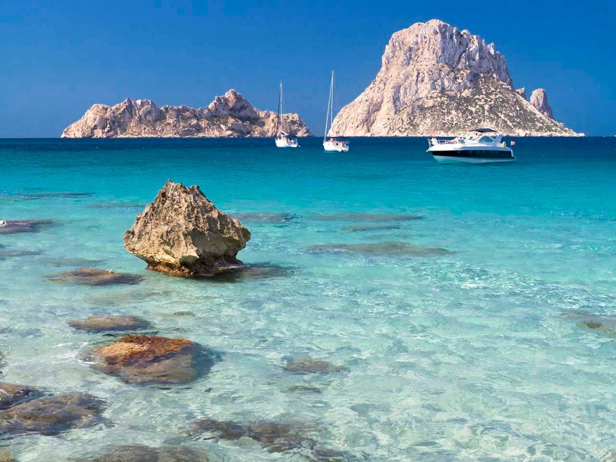 Cala d'Hort con le isole di Es Vedra e Es Vedranell.
