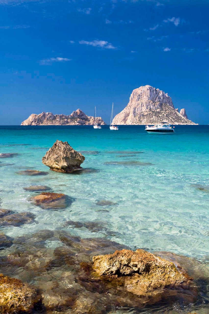 Cala d'Hort con le isole di Es Vedra e Es Vedranell.