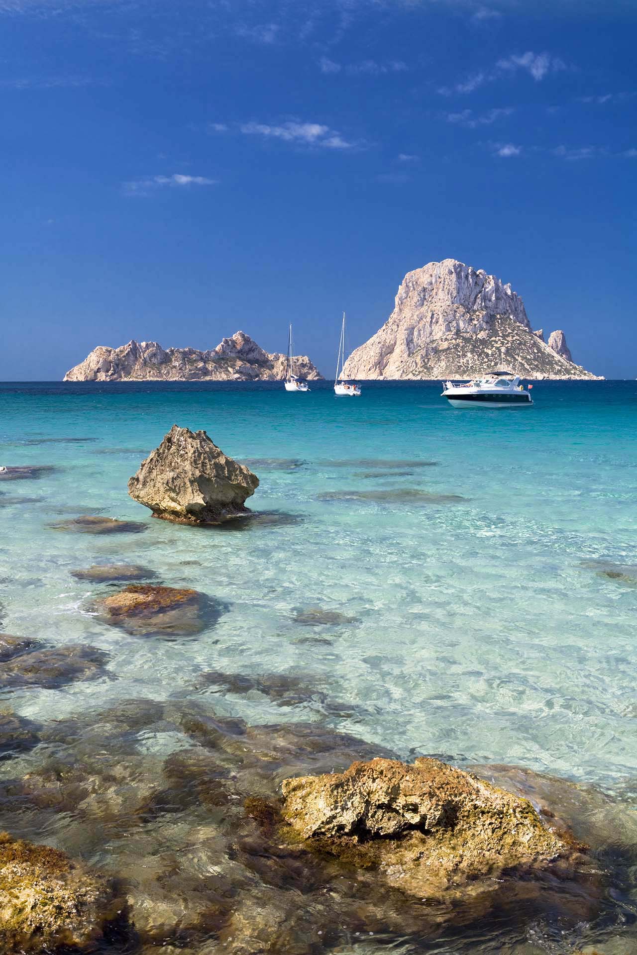 Cala d'Hort con le isole di Es Vedra e Es Vedranell.