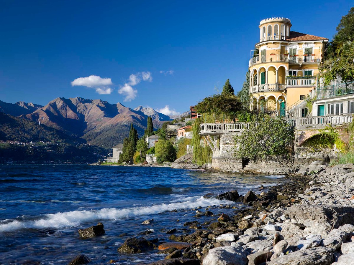 Tratto di costa del lago di Como in località Corenno Plinio.