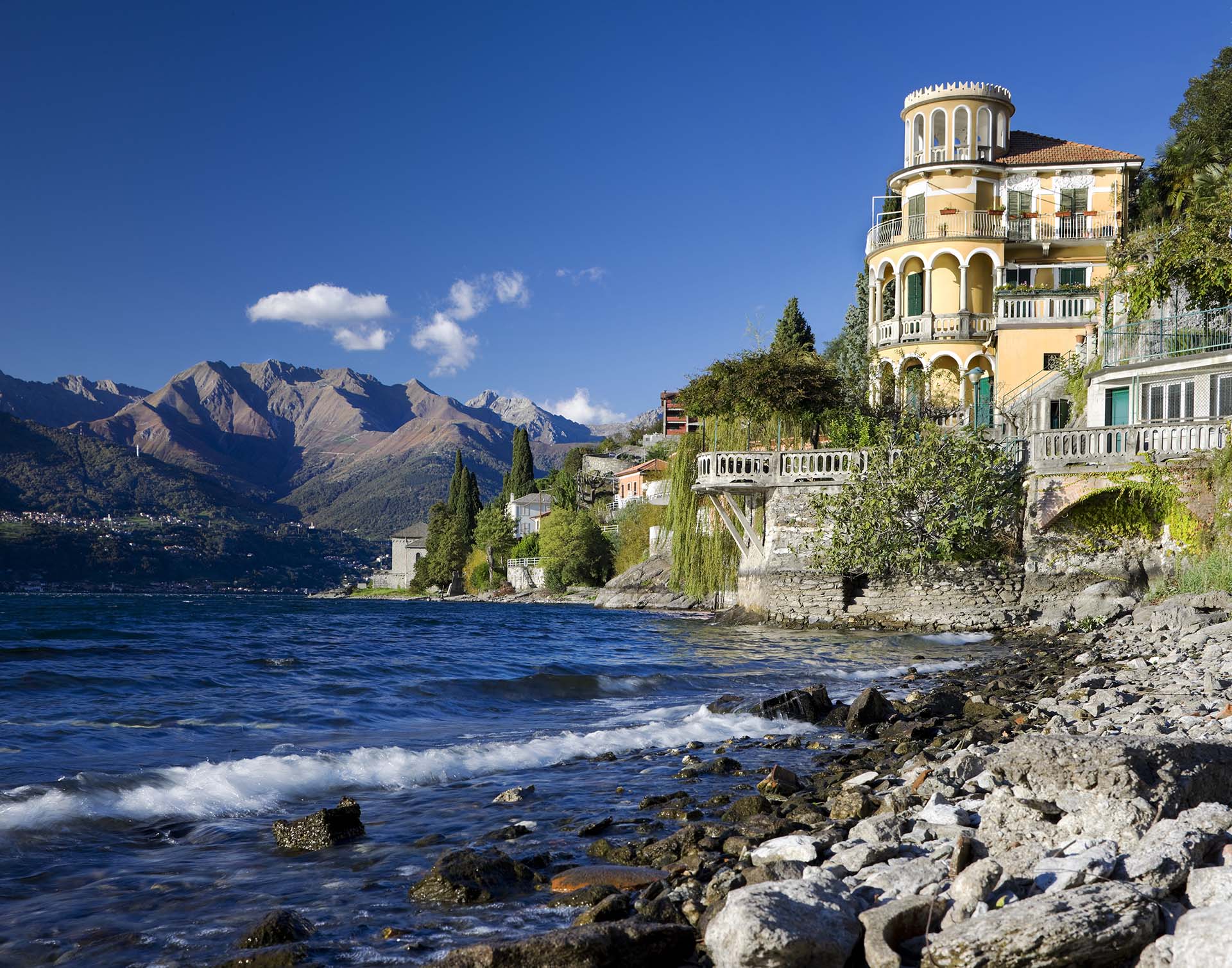Tratto di costa del lago di Como in località Corenno Plinio.