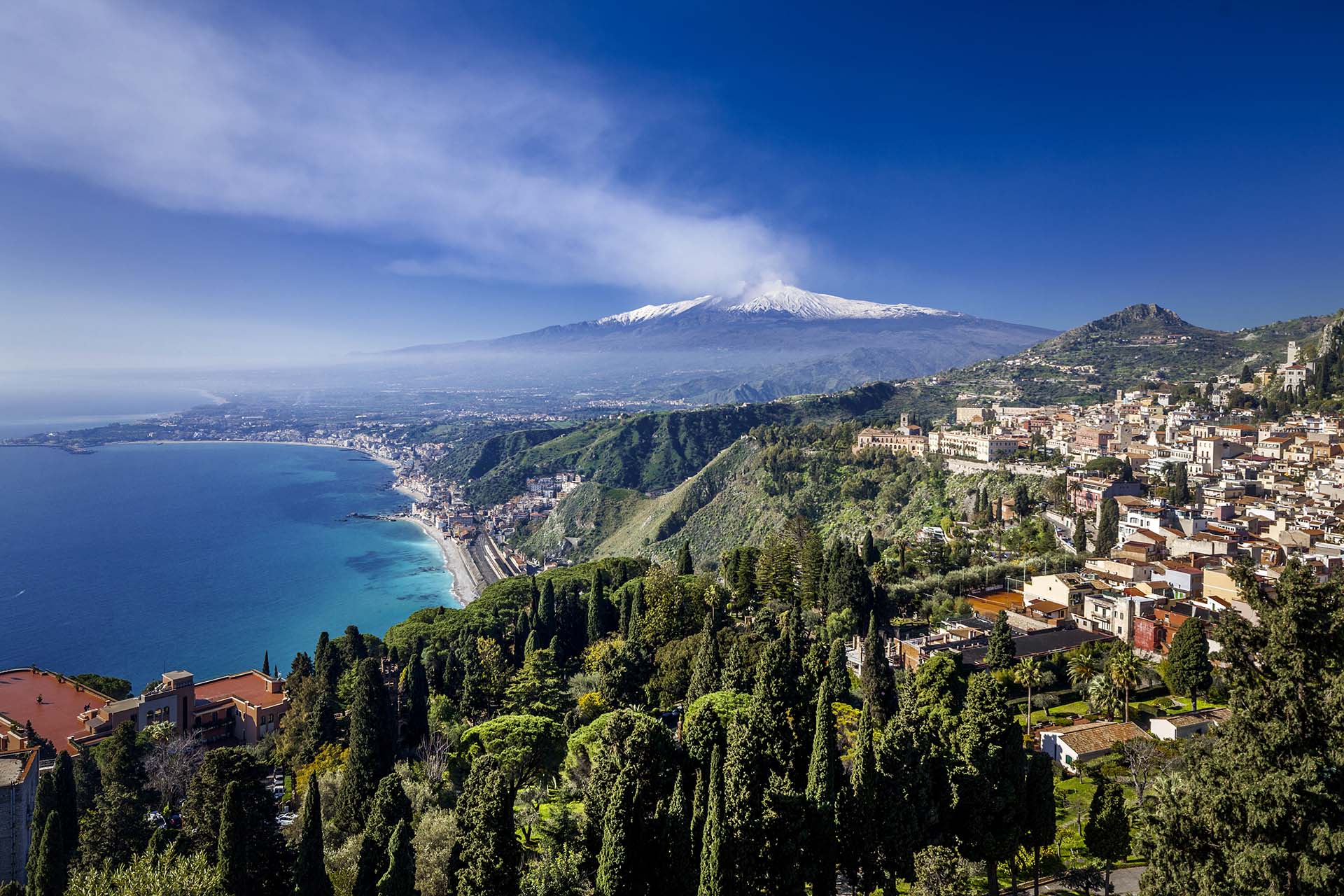 _MG_8298-L'Etna in attività domina Taormina e la Baia di Giardini Naxos