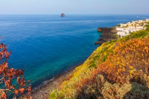 SAFF0400-Stromboli, falesie vulcaniche, Borgo di Piscità e lo sfondo di Strombolicchio