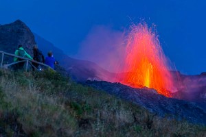 SAFF0480-Isola di Stromboli, escursionisti sul palcoscenico infuocato del vulcano