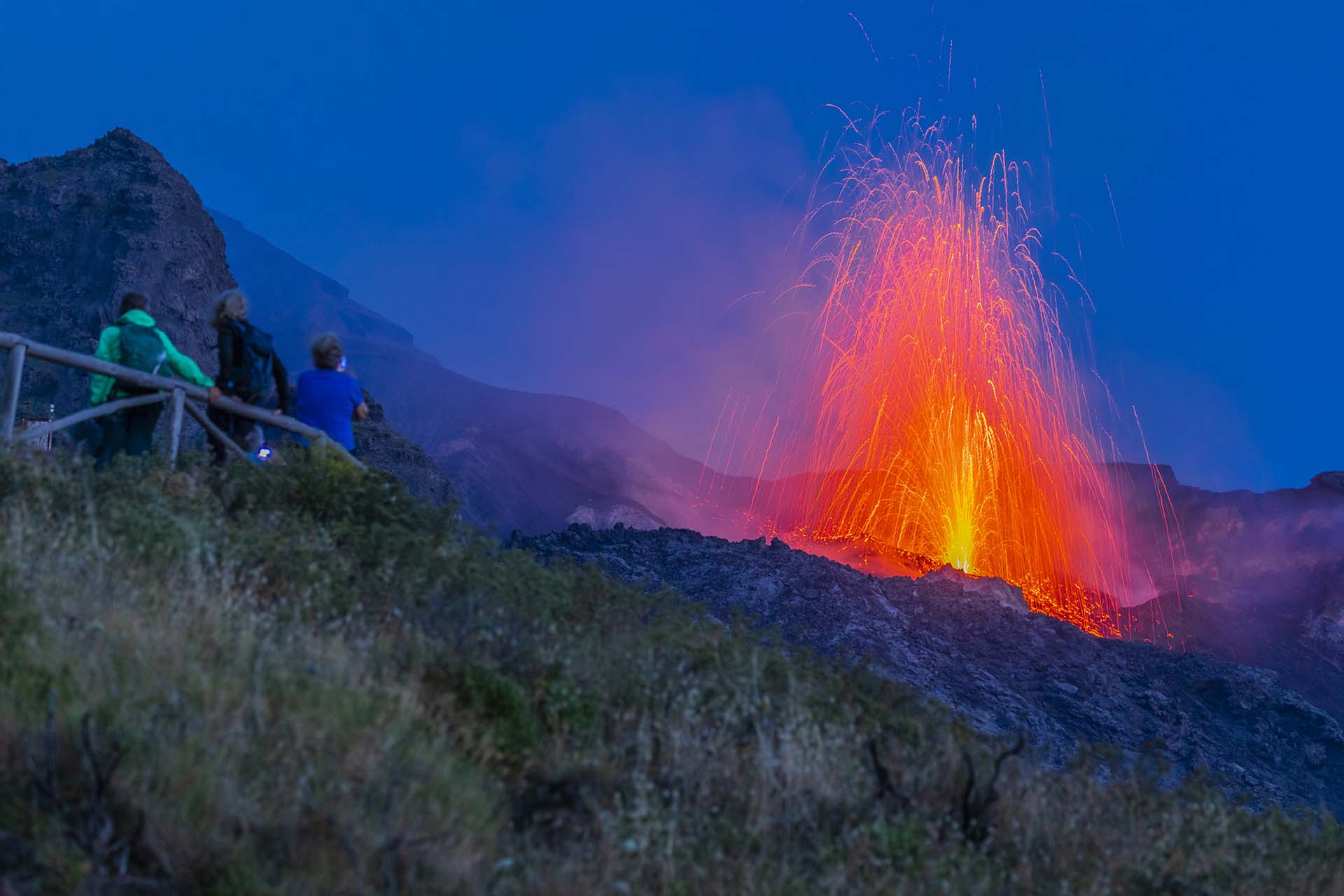 SAFF0480-Isola di Stromboli, escursionisti sul palcoscenico infuocato del vulcano