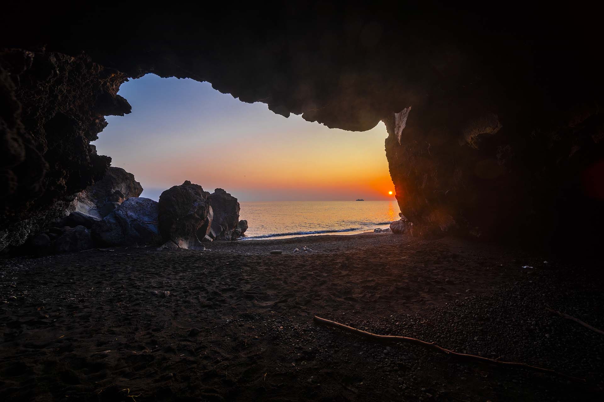 SAFF0534-HDR-Isola di Stromboli, la Grotta di Eolo – un tesoro nascosto sulla scogliera di Piscità