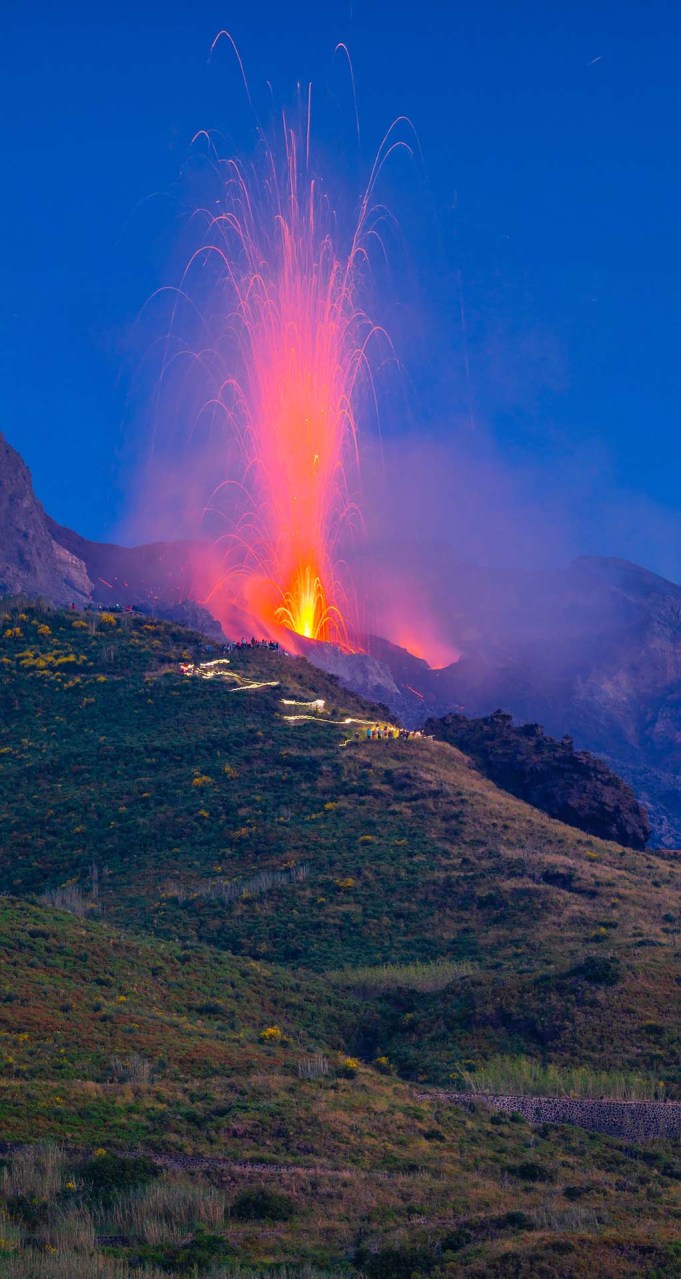 SAFF0799-02-03-Isola di Stromboli, quando la notte si accende, lo spettacolo delle eruzioni incanta gli escursionisti
