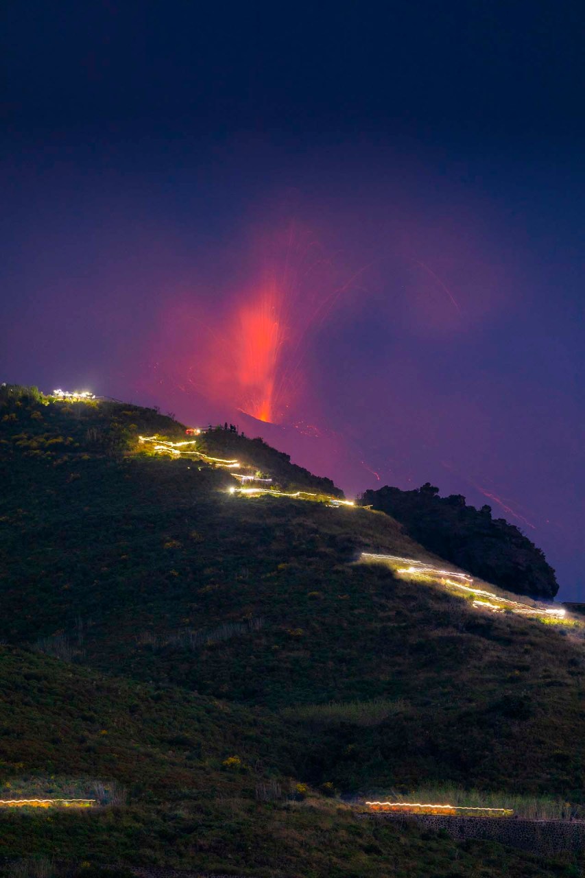 SAFF0811-09-25-Trekking notturno nell'isola di Stromboli, lo spettacolo delle eruzioni incanta gli avventurieri