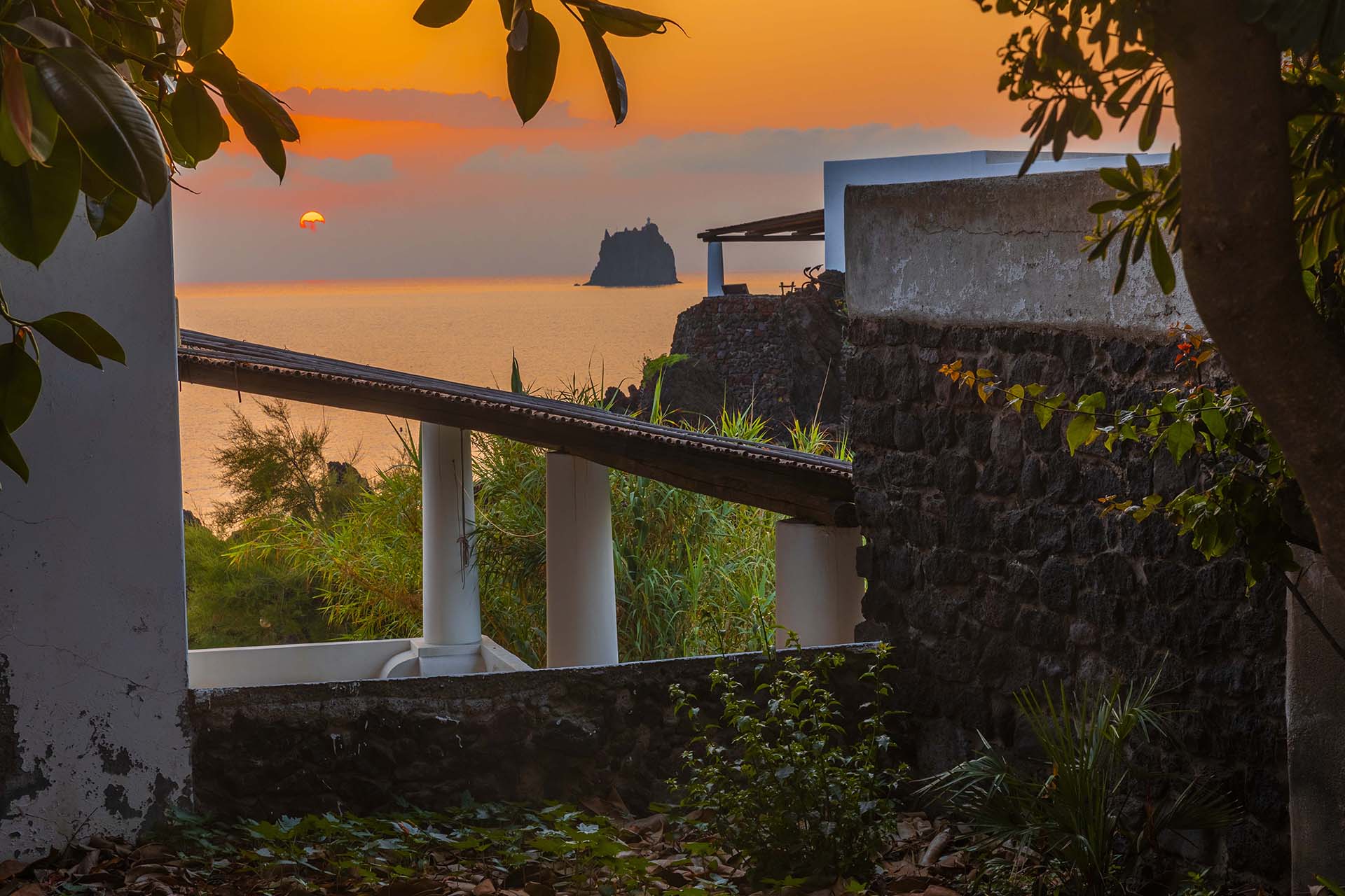SAFF0888-HDR-Isola di Stromboli, case Eoliane del borgo di Piscità e Strombolicchio