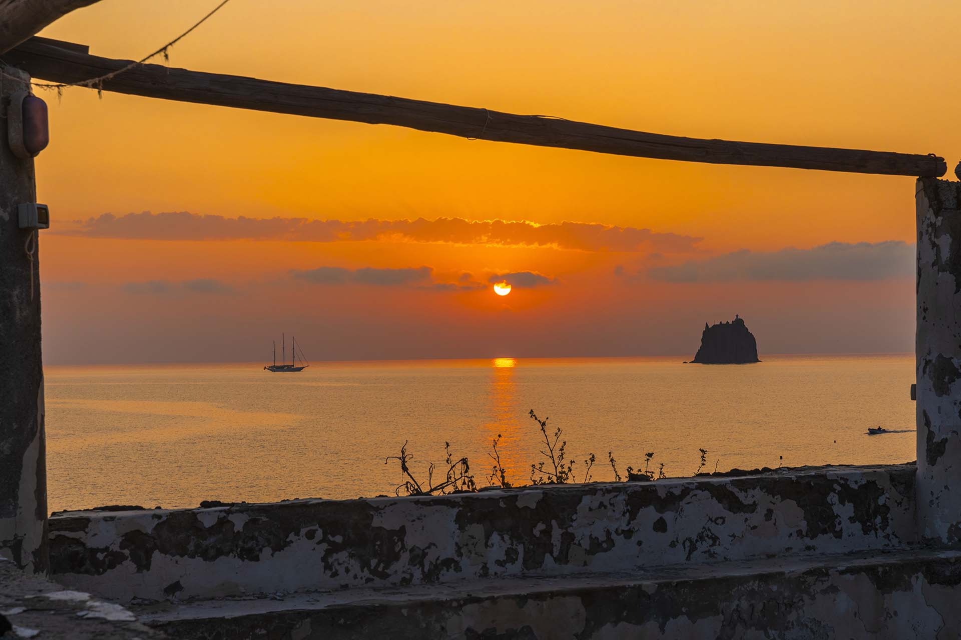 SAFF0916-HDR-L'alba eoliana. Stromboli, un balcone su Strombolicchio