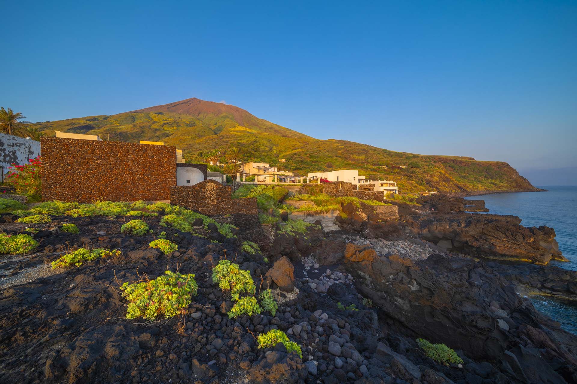 SAFF1020-Isola di Stromboli, tra lava e mare nel borgo di Piscità