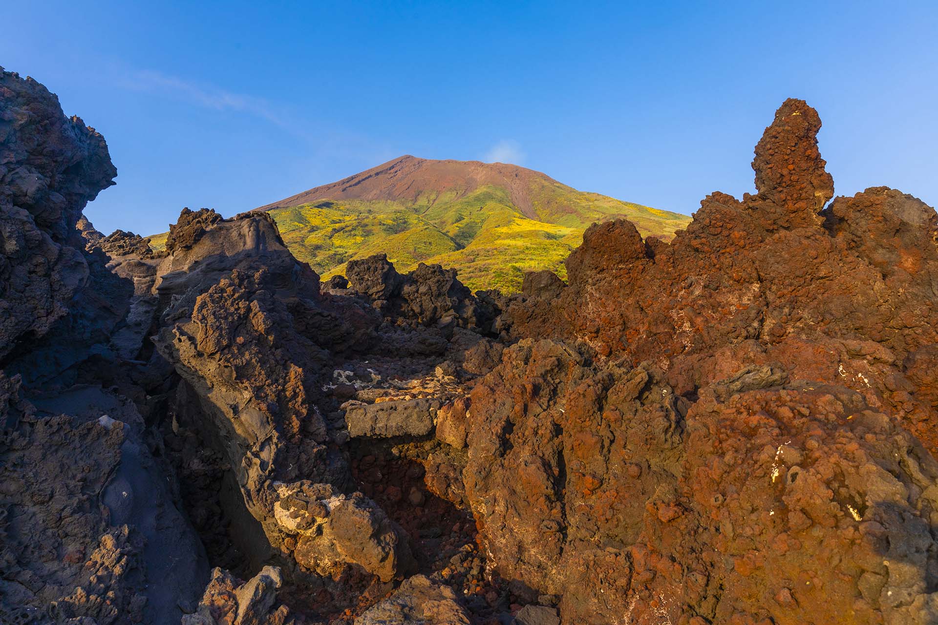 SAFF1077-Isola di Stromboli, la scogliera lavica di Punta Restuccia sotto il vulcano