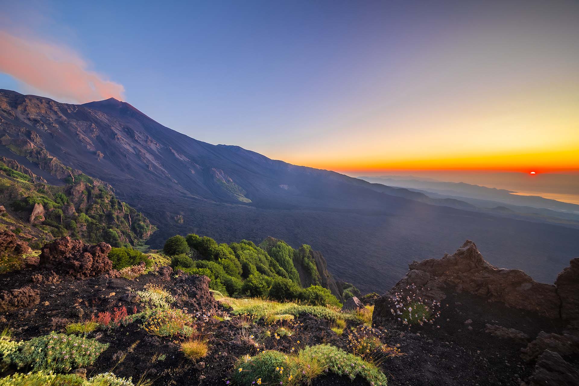 SAFF1275-HDR-2-L'Etna si sveglia, con l'alba che illumina i crateri sommitali, la Valle del Bove e la flora d'alta quota della Schiena dell'Asino