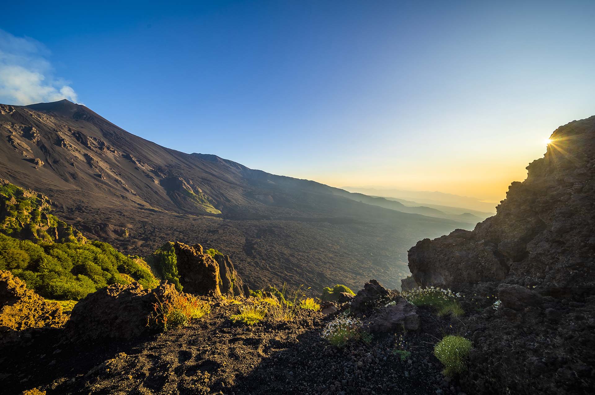 SAFF1338-HDR-L'Etna si sveglia, con l'alba che illumina i crateri sommitali, la Valle del Bove e la flora d'alta quota della Schiena dell'Asino