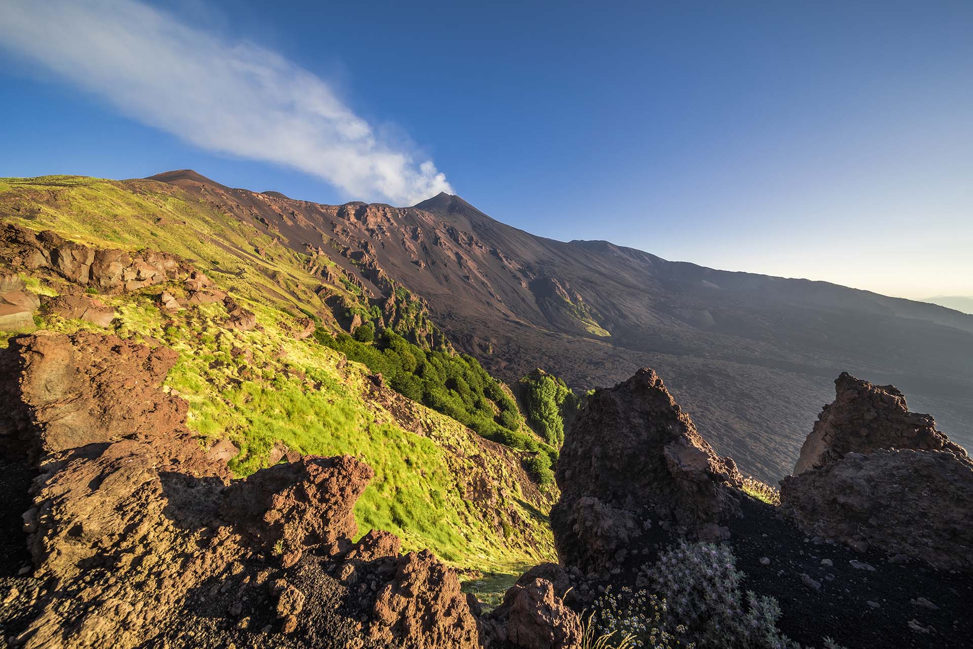 SAFF1344-Etna, le rocce della Schiena dell'Asino si affacciano sulla Valle del Bove, sotto i Crateri Sommitali