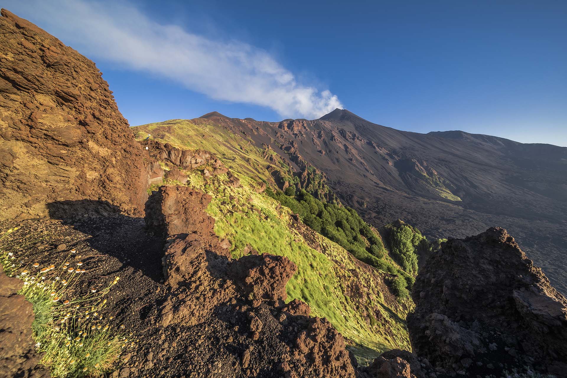 SAFF1346-Etna, le rocce della Schiena dell'Asino si affacciano sulla Valle del Bove, sotto i Crateri Sommitali