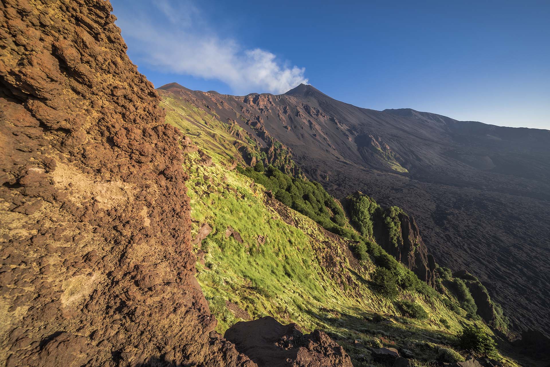 SAFF1348-Etna, le rocce della Schiena dell'Asino si affacciano sulla Valle del Bove, sotto i Crateri Sommitali