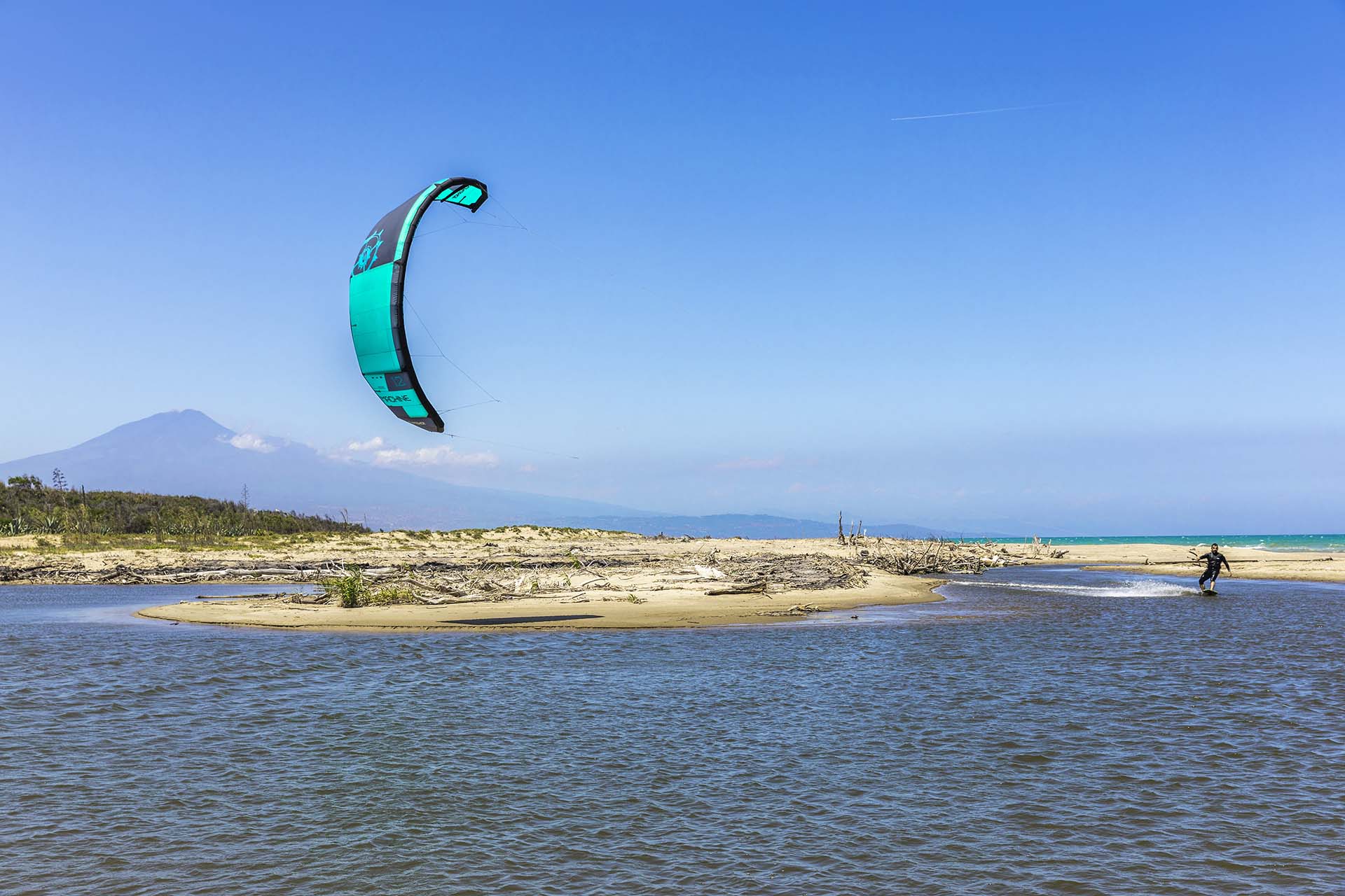 SAFF7777-Kitesurf alla foce del fiume San Leonardo, adrenalina pura ai piedi dell'Etna