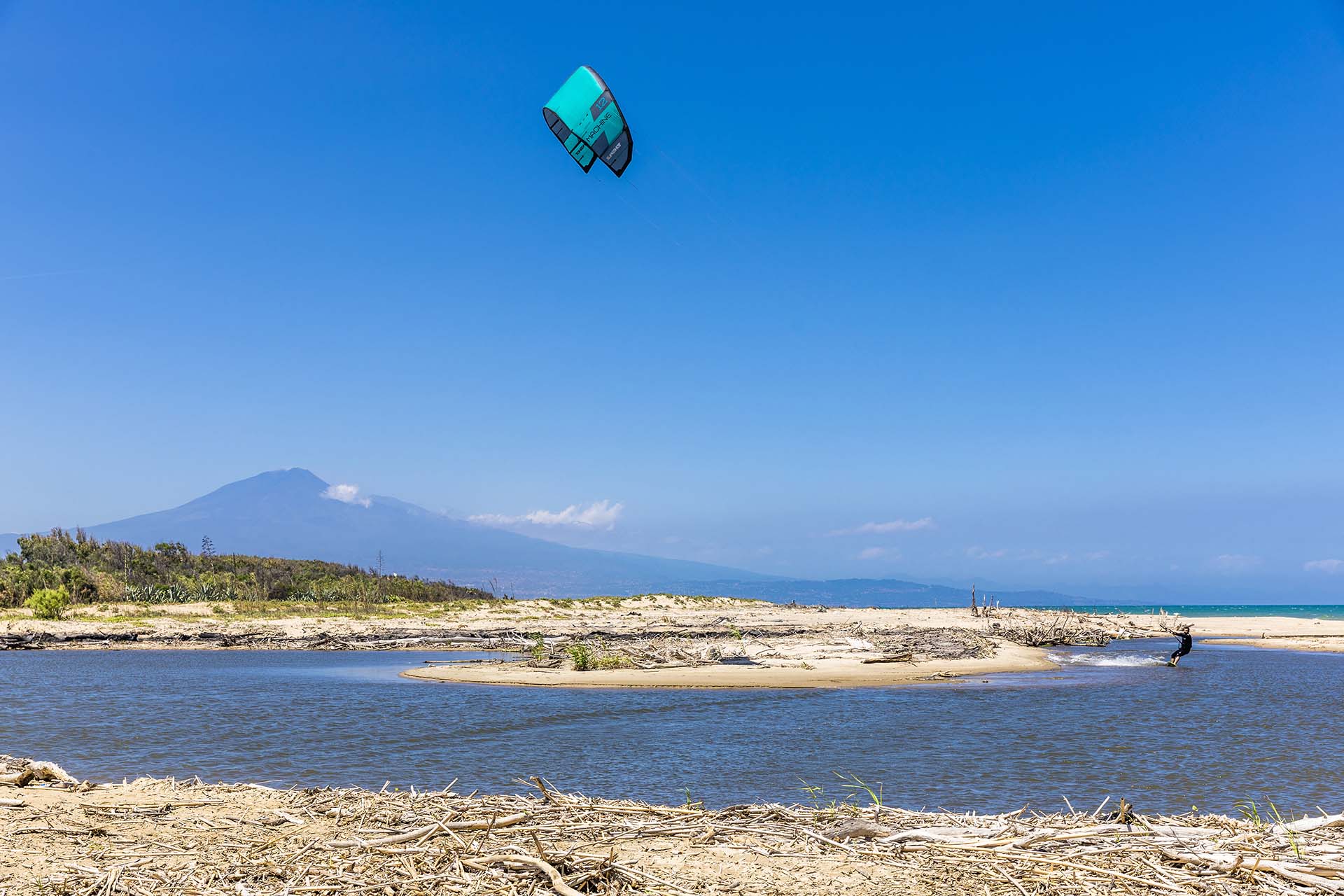 SAFF7793-Kitesurf alla foce del fiume San Leonardo, adrenalina pura ai piedi dell'Etna