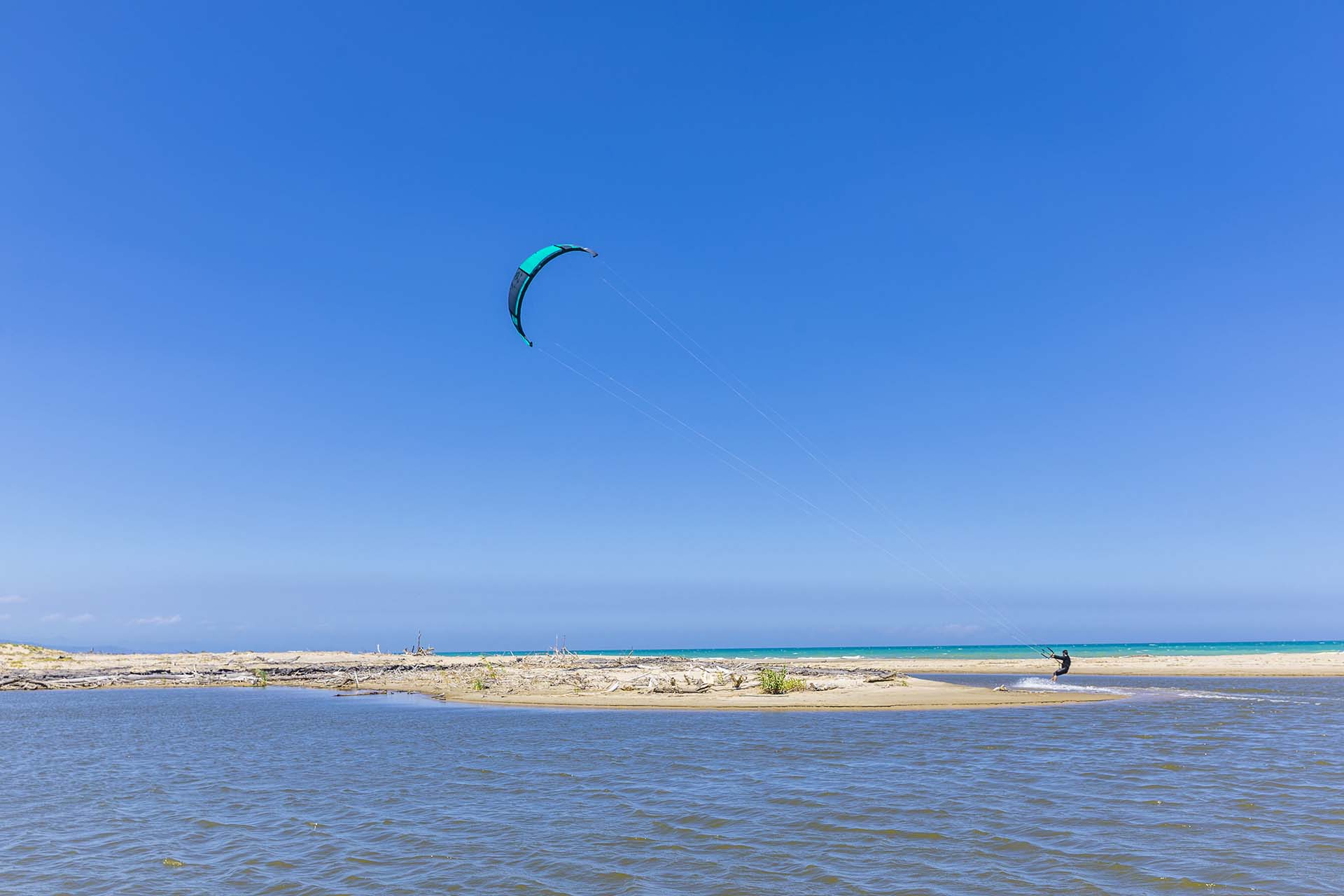 SAFF7817-Kitesurf alla foce del fiume San Leonardo, adrenalina pura ai piedi dell'Etna