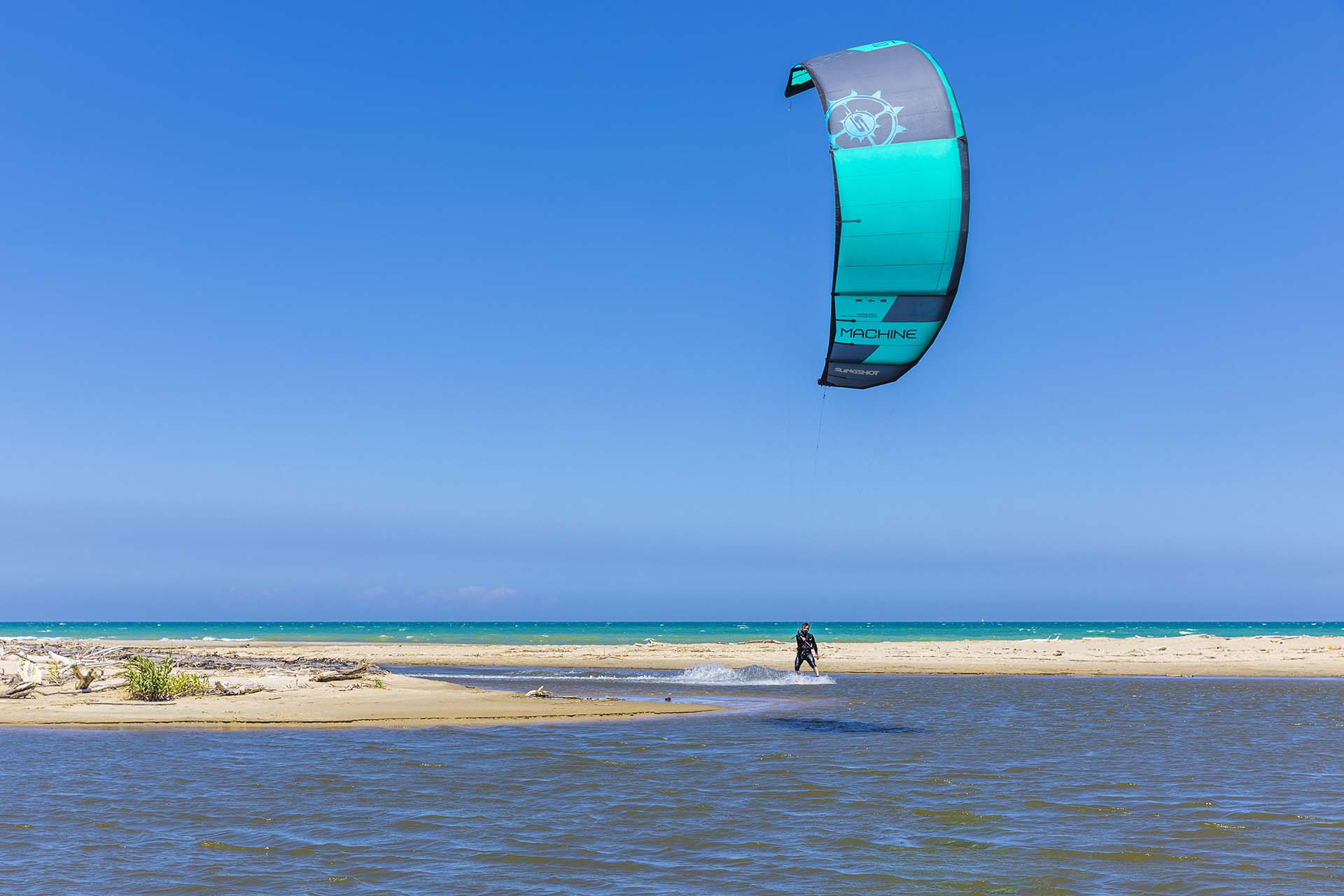 SAFF7822-Kitesurf alla foce del fiume San Leonardo, adrenalina pura ai piedi dell'Etna