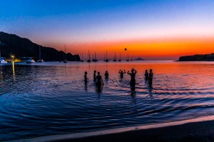 SAFF8865-Isola di Vulcano, tramonto magico a Baia Negra, divertimento in acqua
