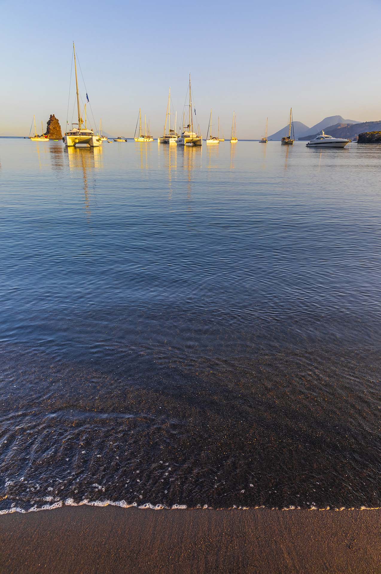 SAFF9059-Baia Nera, Vulcano, oasi di relax sulla riva vulcanica