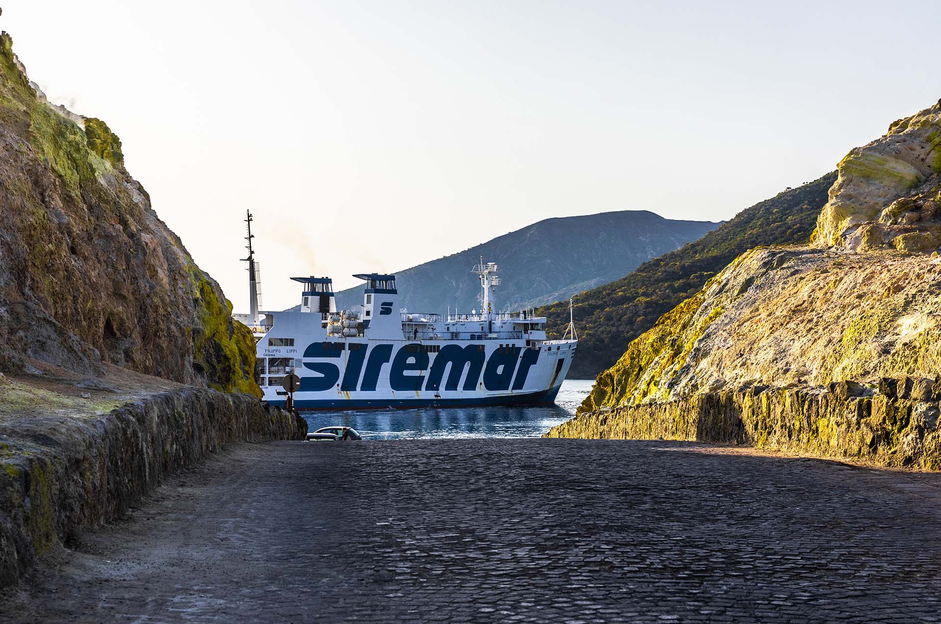SAFF9096-Isola di Vulcano, la strada sulfurea al porto sotto il Gran Cratere della Fossa