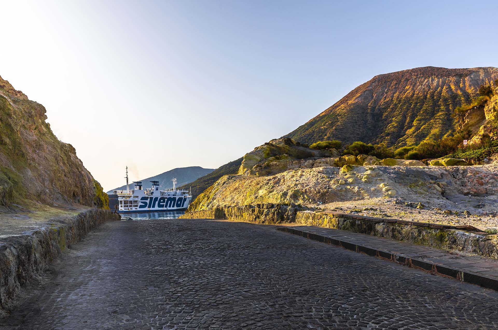 SAFF9097-Isola di Vulcano, la strada sulfurea al porto sotto il Gran Cratere della Fossa