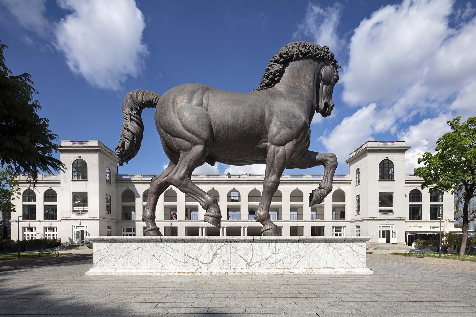 La grande scultura realizzata dall'artista Nina Akamu sui disegni di Leonardo da Vinci posizionata all'interno dell'ippodromo di Milano.