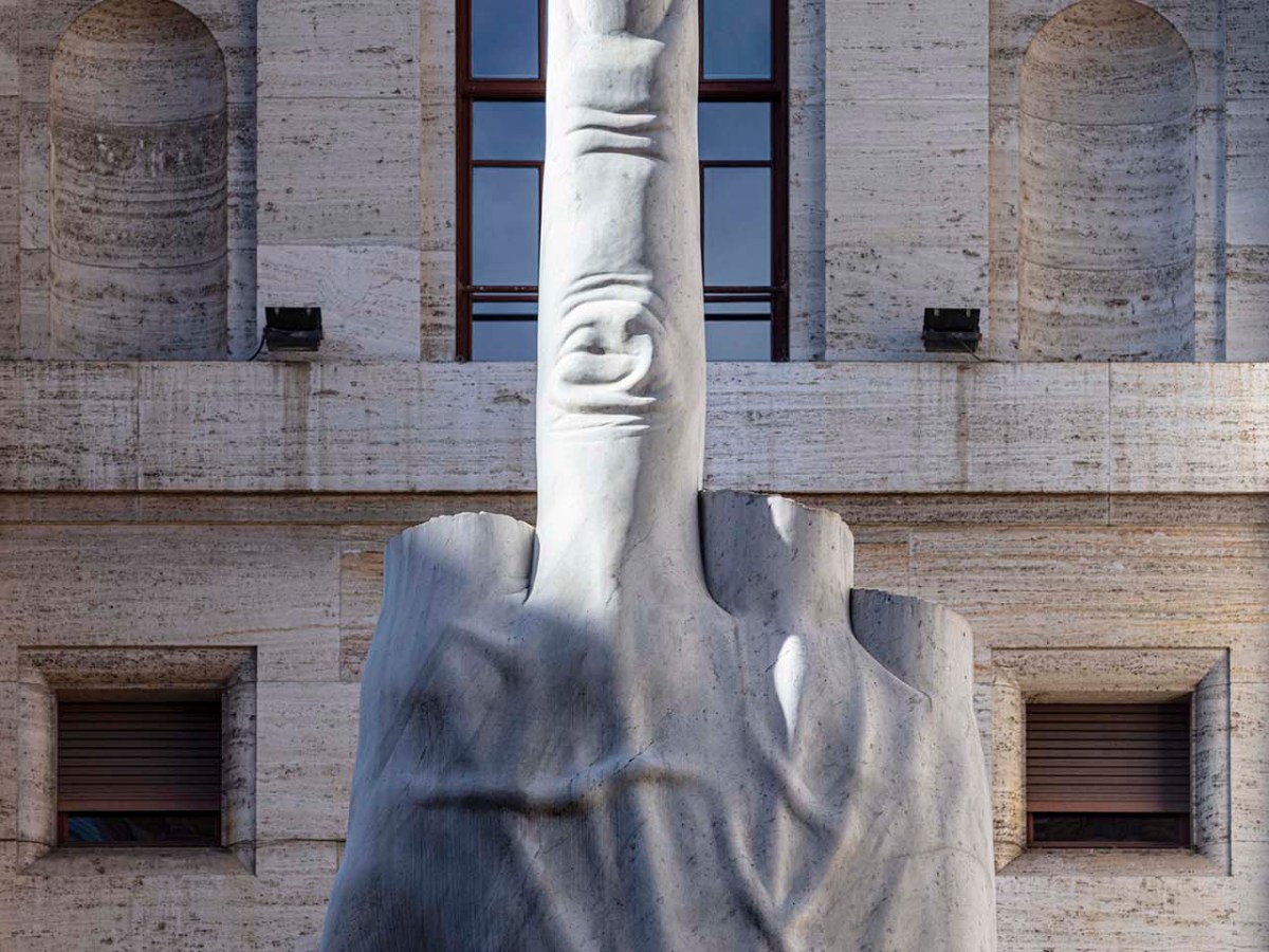 Il Dito, scultura di Maurizio Cattelan al centro di Piazza Affari a Milano.