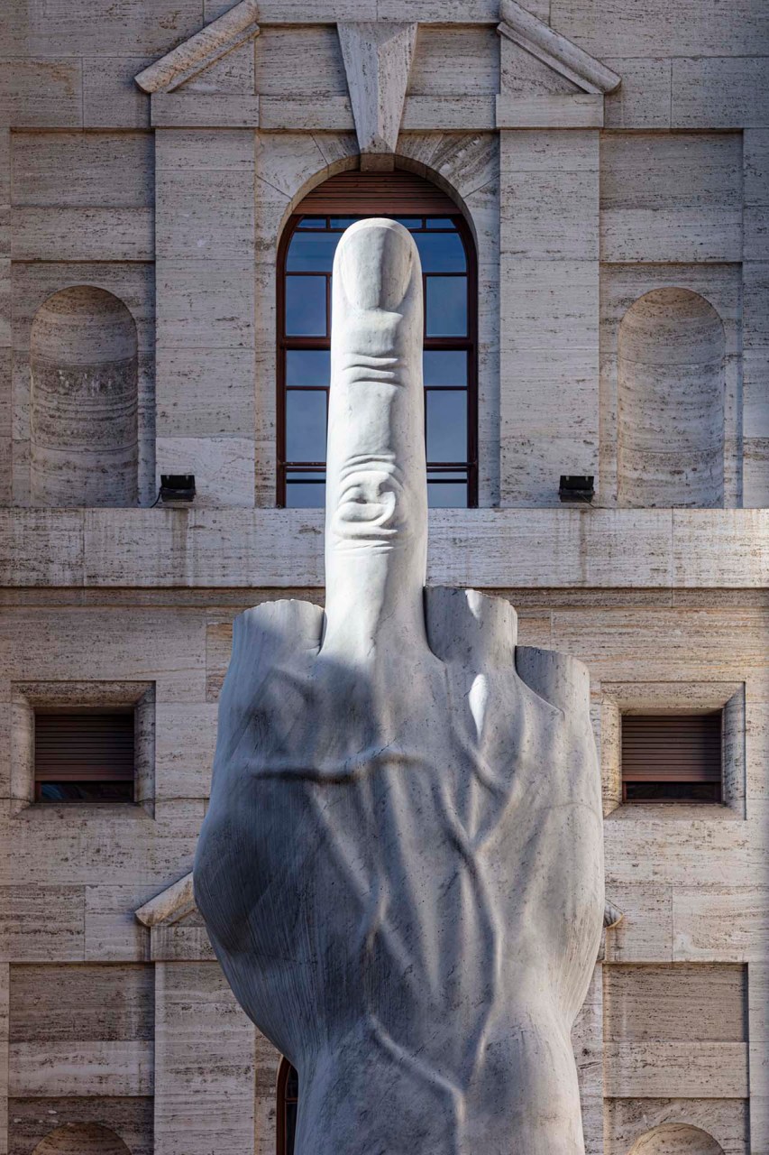 Il Dito, scultura di Maurizio Cattelan al centro di Piazza Affari a Milano.