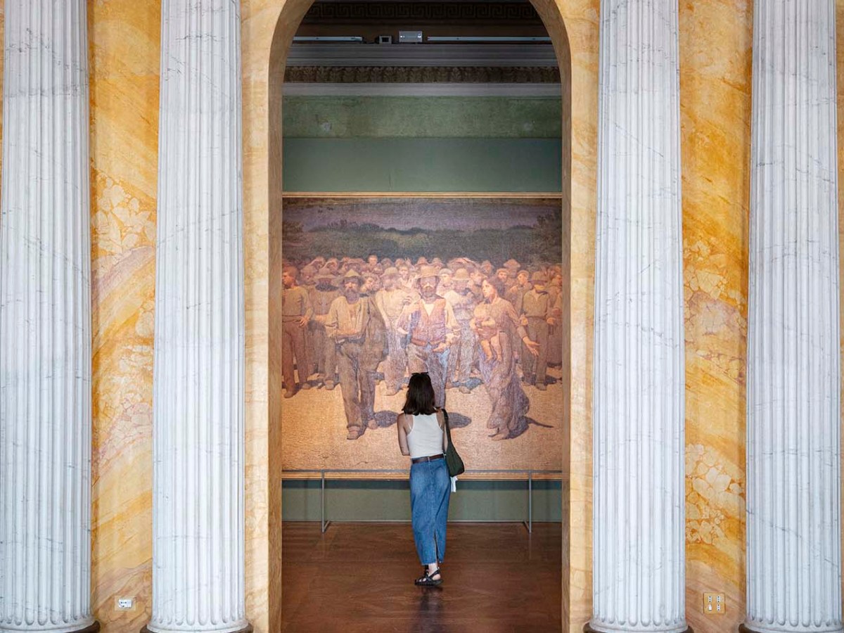 Il Quarto Stato, olio su tela di Pellizza da Volpedo visto dalla sala da ballo della Villa Reale. GAM - Galleria d'Arte Moderna di Milano