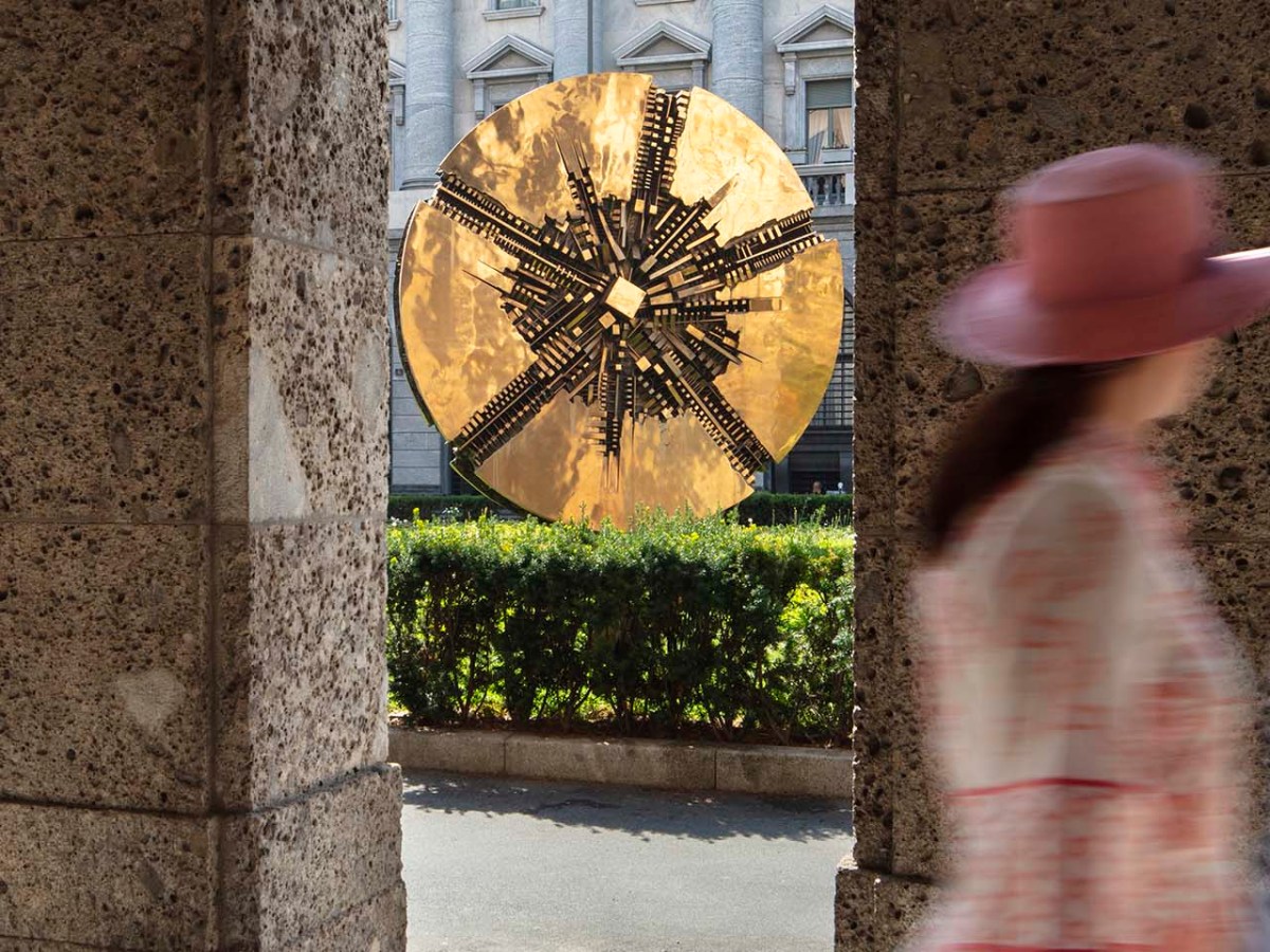 Il Grande Disco, scultura di Arnaldo Pomodoro in Piazza Meda a Milano.