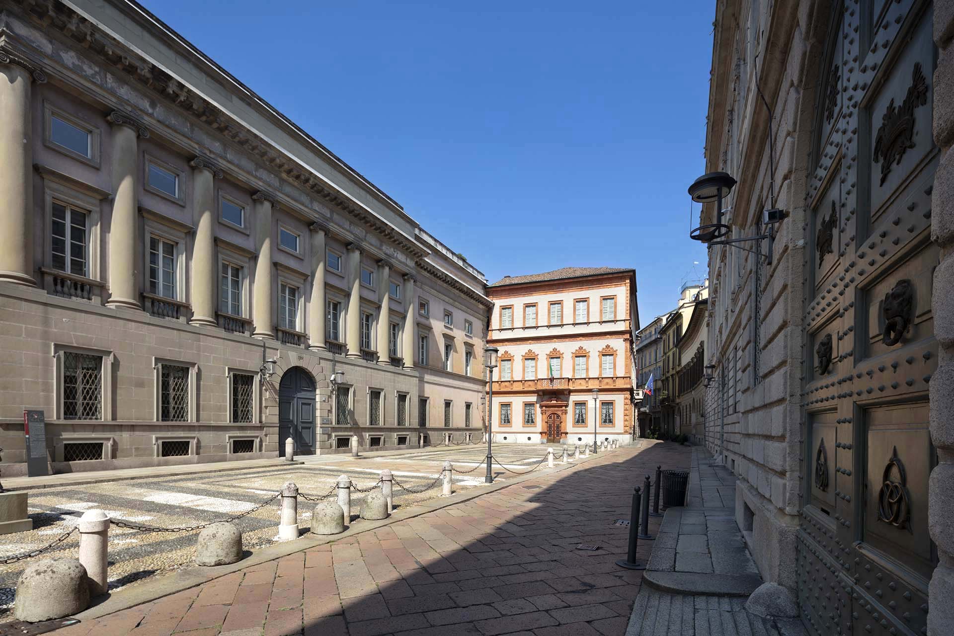 Il portone di Palazzo Belgioioso, la Casa di Alessandro manzoni e Palazzo Pozzi-Besana a Milano.
