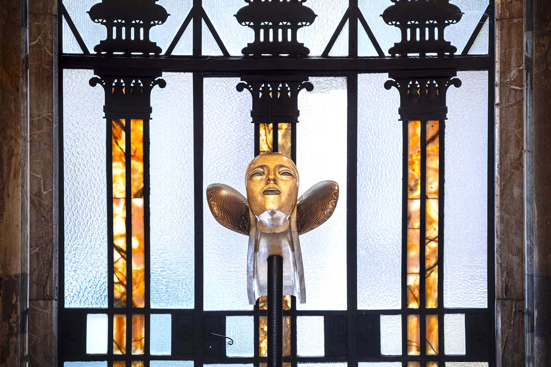 Nell'atrio di Palazzo Berri-Meregalli la "Vittoria" di Adolfo Wildt, scultura in marmo con dorature progettata e scolpita tra il 1918 e il 1919 per celebrale la fine della prima guerra mondiale.