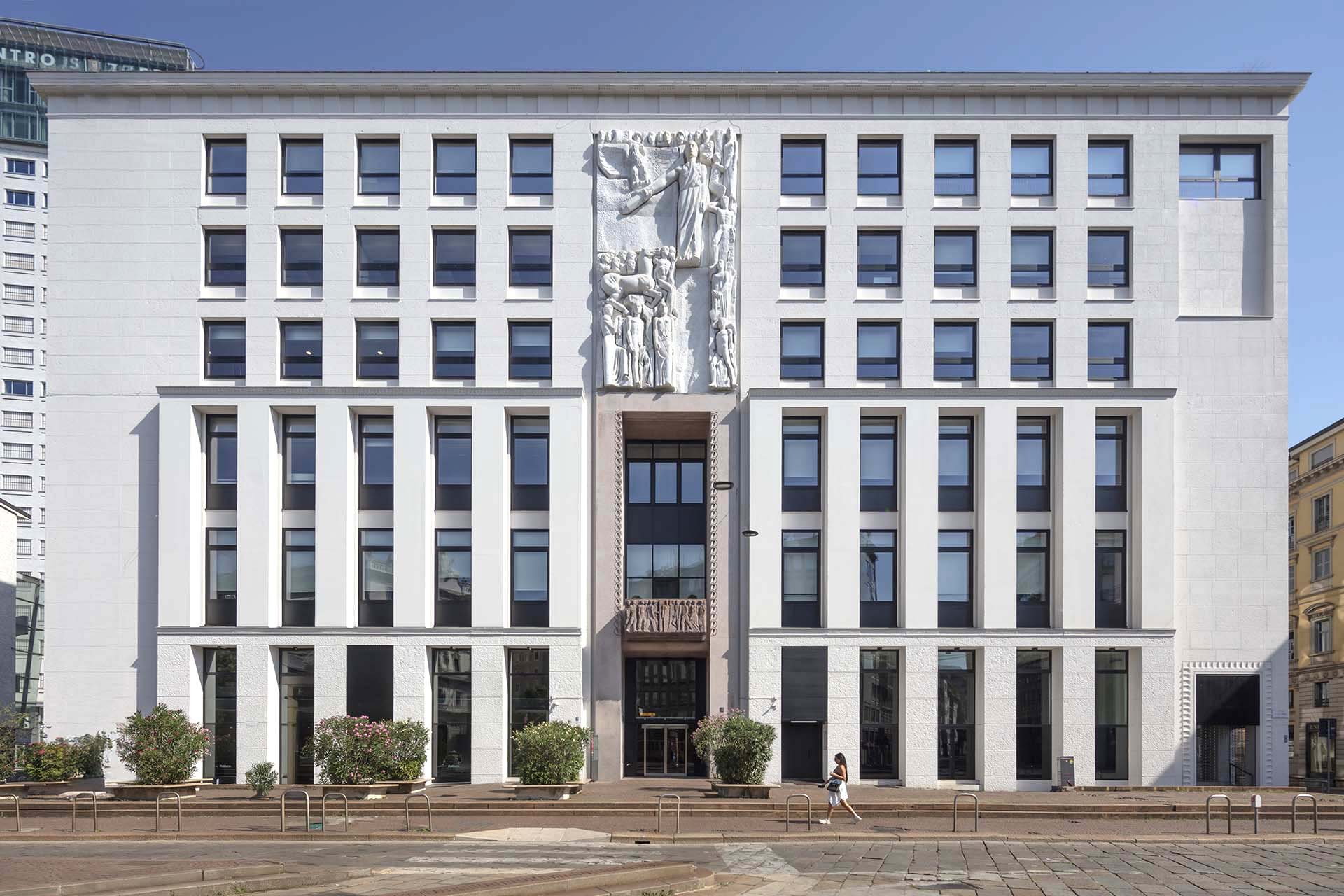 Palazzo dell'Informazione in Piazza Cavour a Milano.