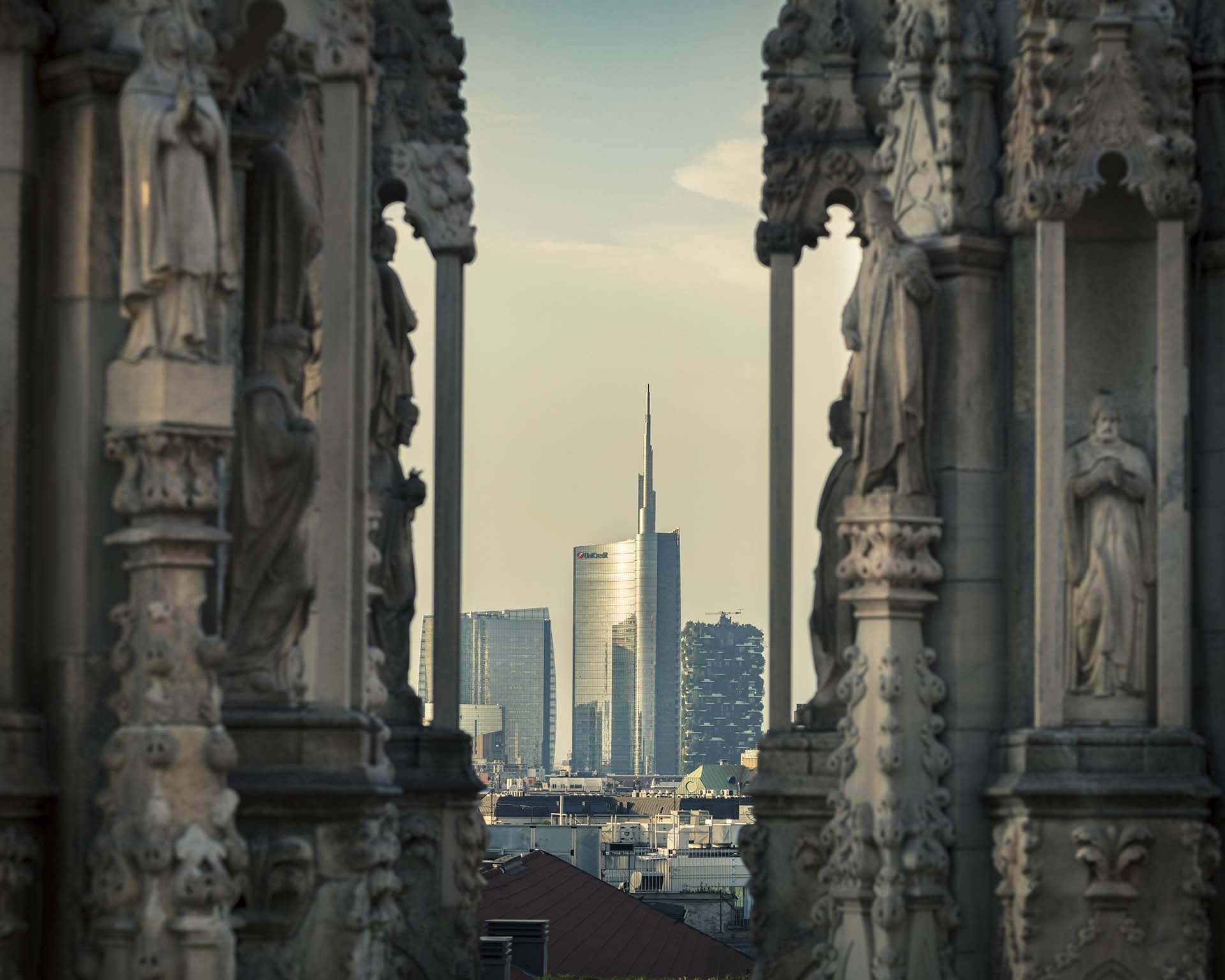 Dettagli delle guglie del Duomo di Milano e la Torre Unicredit.