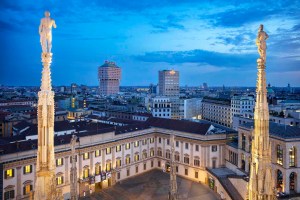 Le guglie del Duomo di Milano sopra il Palazzo Reale.