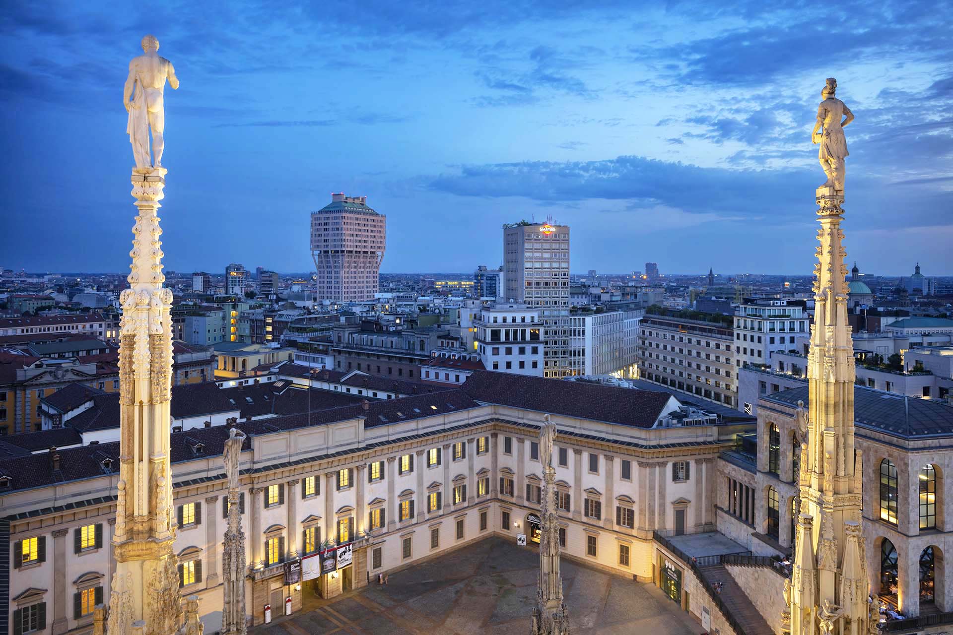 Le guglie del Duomo di Milano sopra il Palazzo Reale.